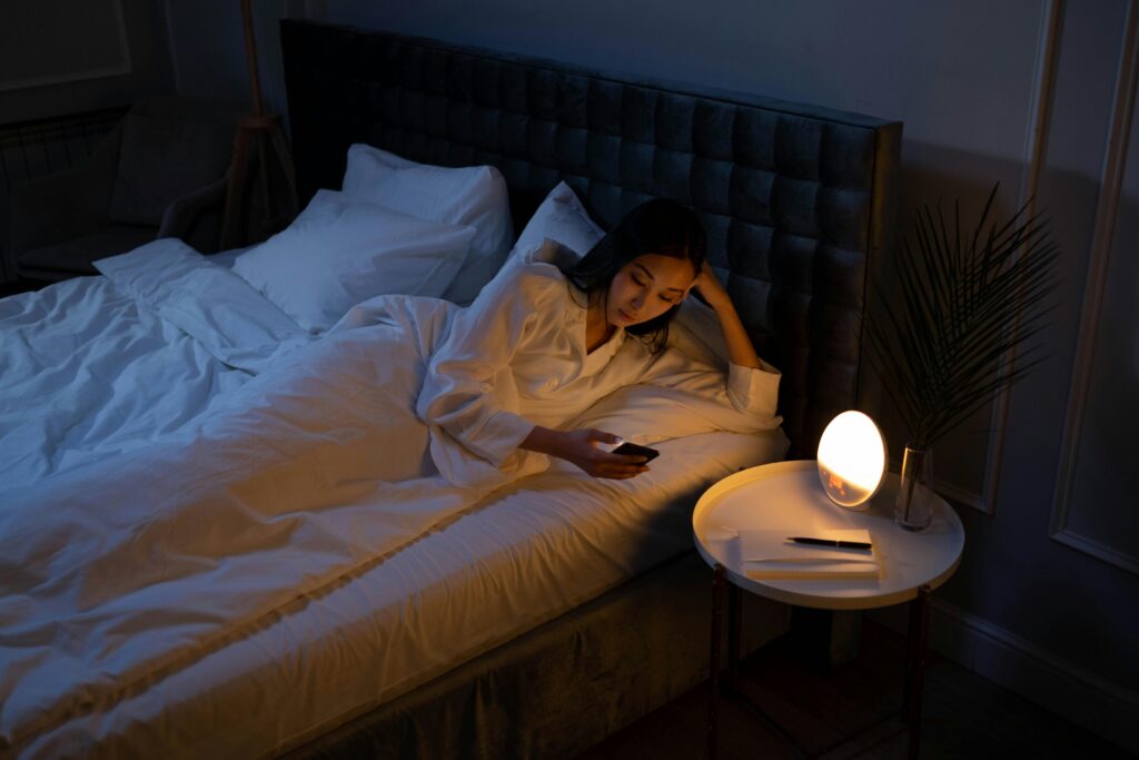 uma das dicas para uma rotina noturna eficiente é justamente evitar o celular!