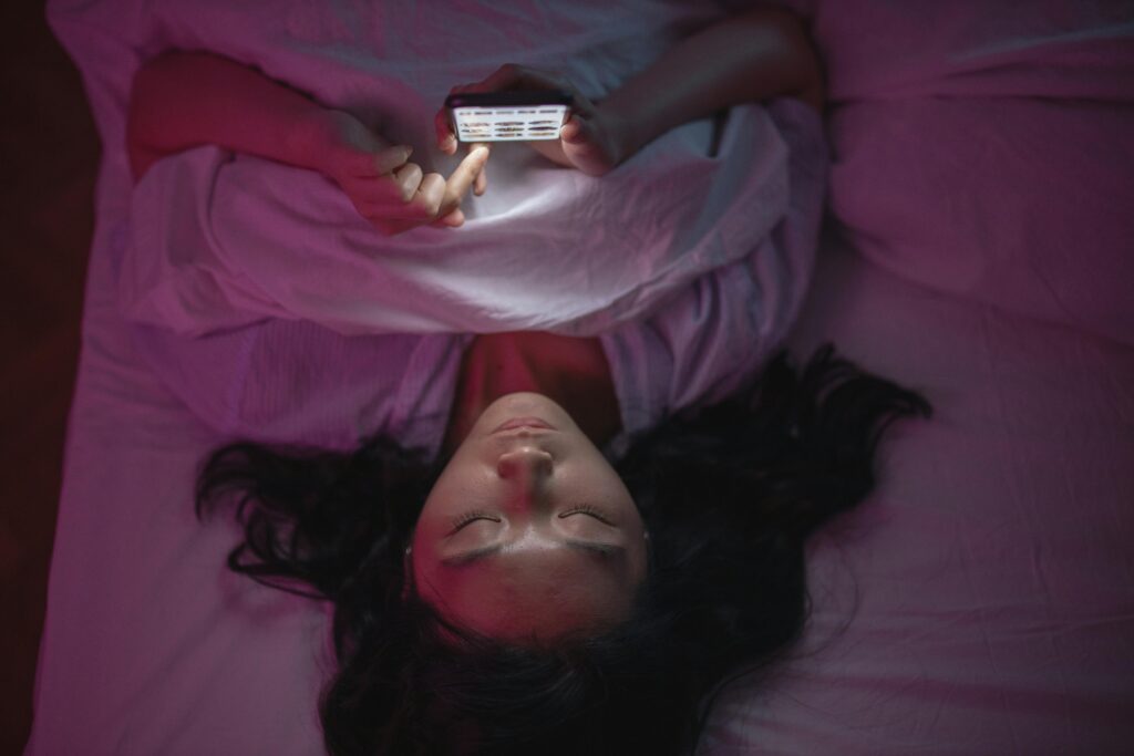uma rotina noturna boa não tem celular na cama, viu?